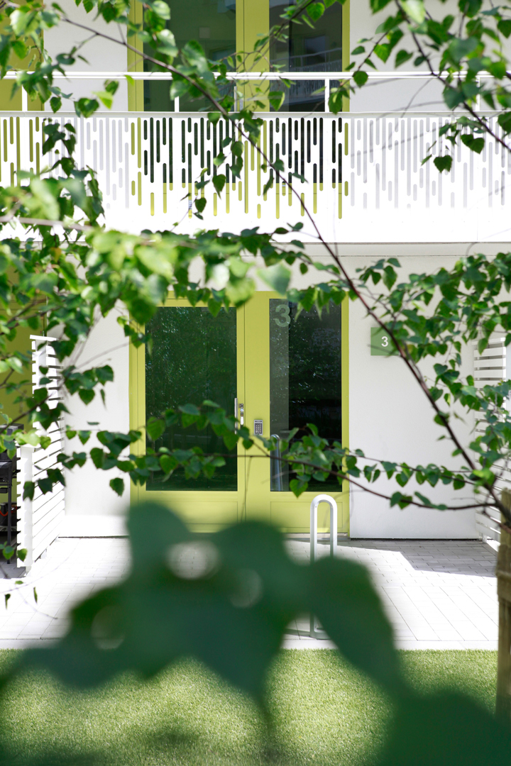 Fri utformning knäckta linjer bostäder gröna balkongpartier lekfull miljö AIX Grad