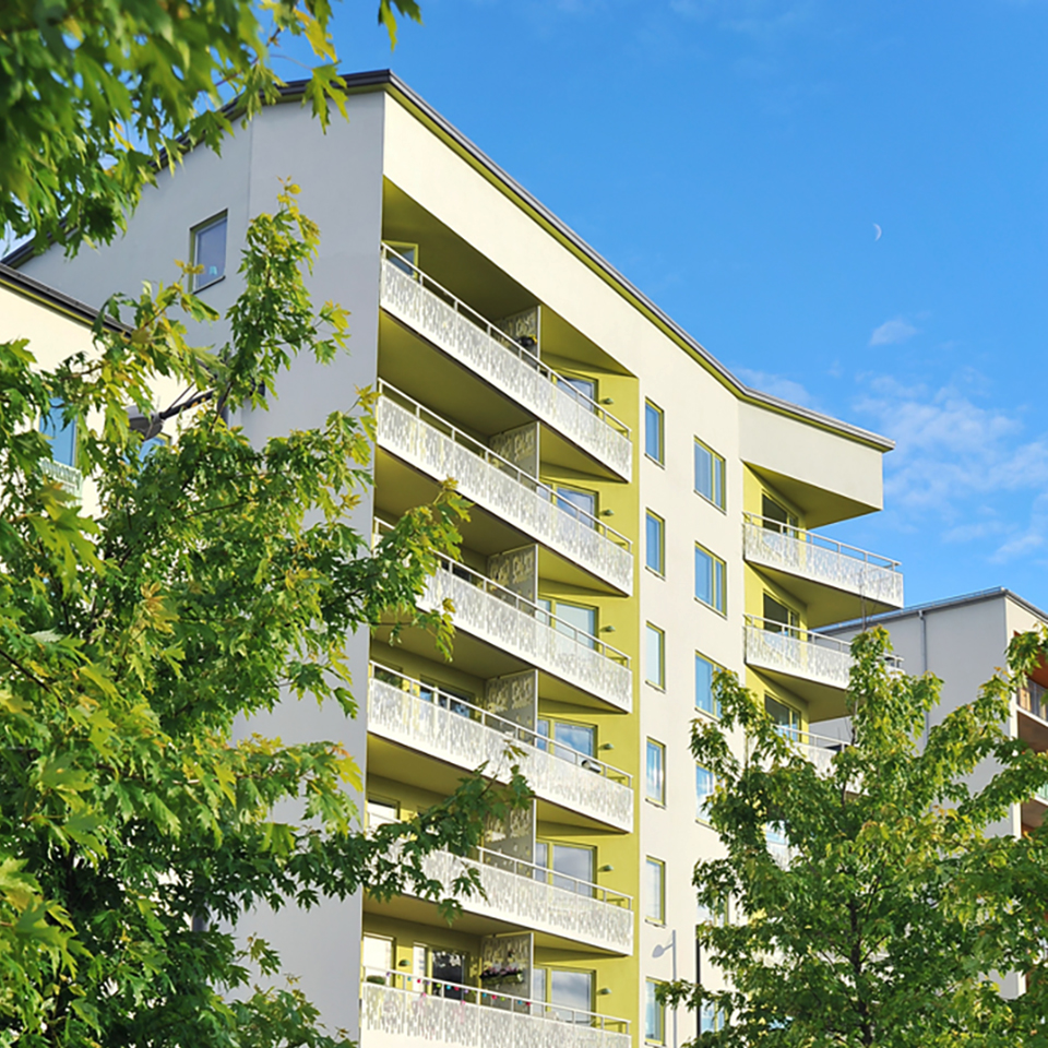 Fri utformning knäckta linjer bostäder gröna balkongpartier lekfull miljö AIX Grad