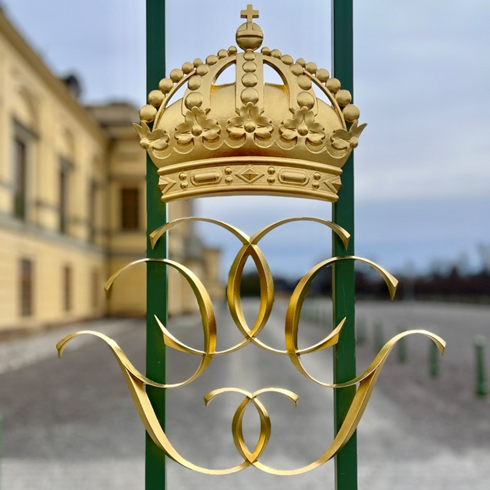 Kungligt monogram på Drottningholms slott